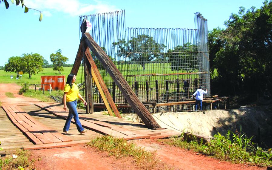 Rio Verde: Vice-prefeita Dinvalvinha Viana vistoria obras da ponte sobre o Rionegrinho