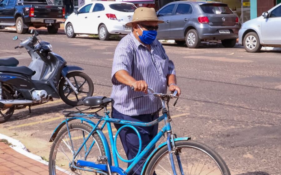 Uso de máscaras passa a ser obrigatório para servidores e clientes do comércio
