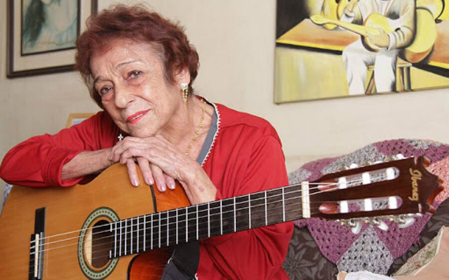 Delinha, ícone da música de MS, faz aos 84 anos seu primeiro show pela internet