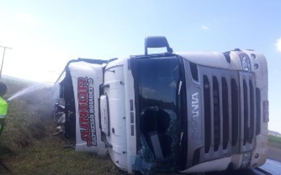 Caminhão carregado com gado tomba na BR-163 próximo a Sonora