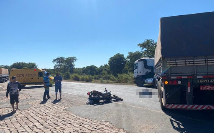 Motociclista morre ao colidir em carreta na BR-163 entre Coxim e Sonora