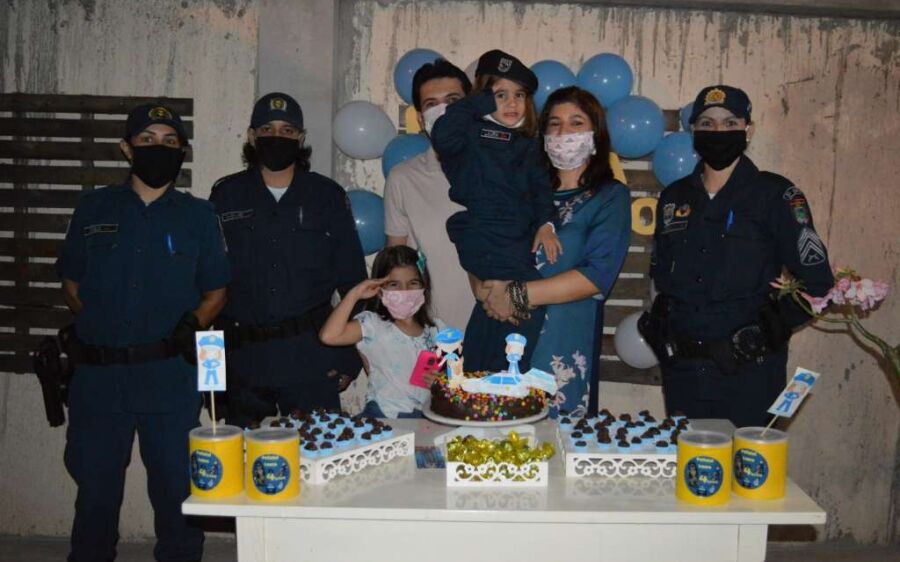 PM de Coxim aparece de surpresa em aniversário de criança de 4 anos que sonha ser policial