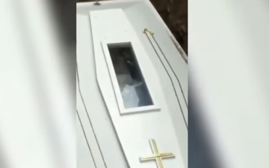 Cadáver acena para familiares antes do caixão ser enterrado