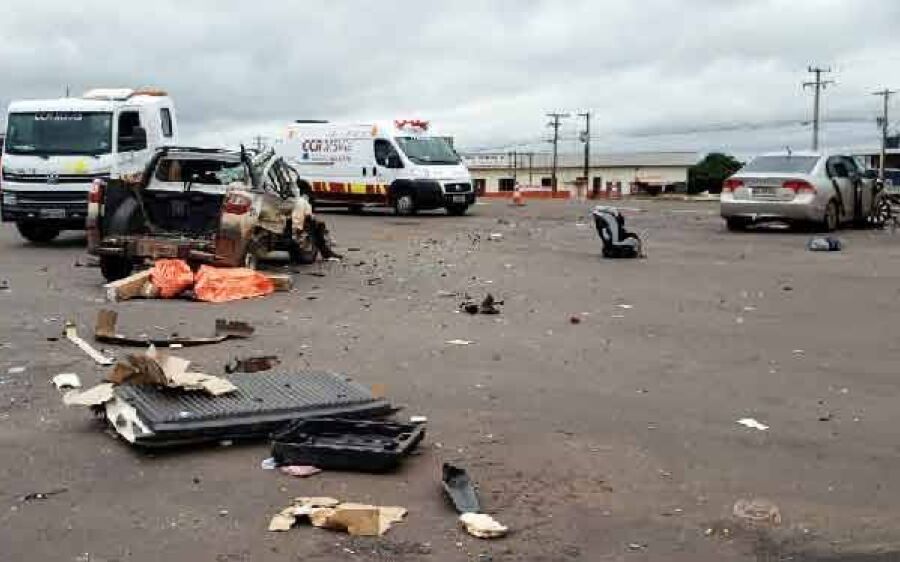 Mulher e bebê de 1 ano são socorridas em acidente entre dois carros na BR-163