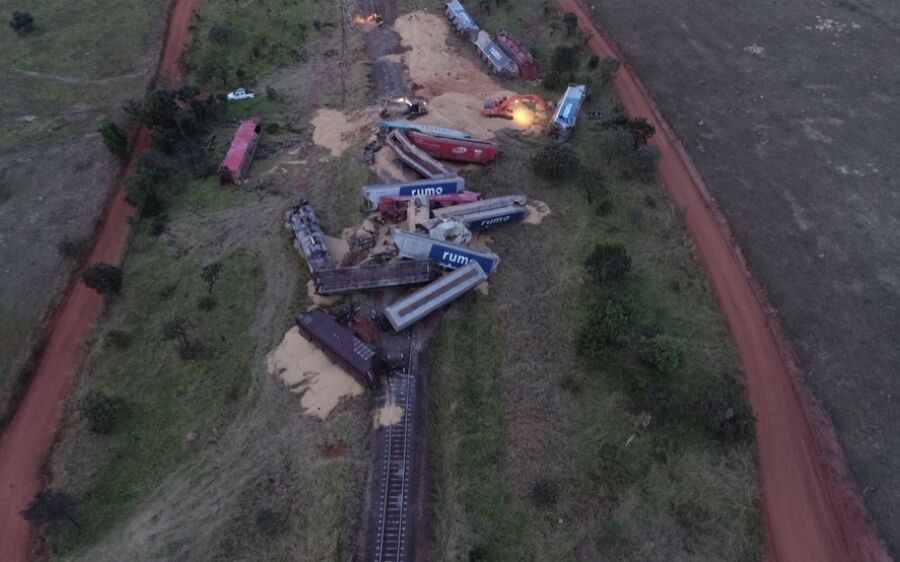 Trem descarrila e 17 vagões carregados com soja tombam em MS