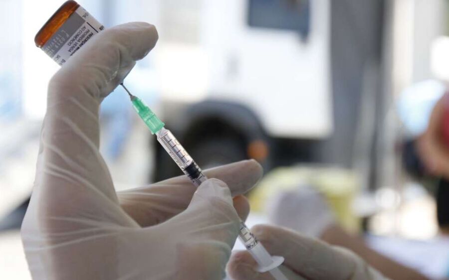 Bebês de seis meses a crianças menores de 6 anos já podem ser vacinadas contra a gripe