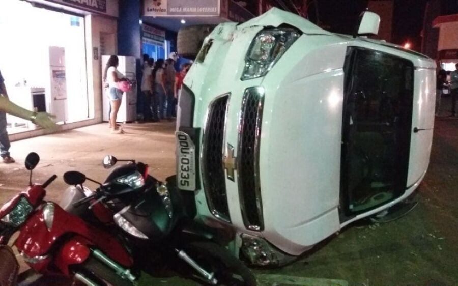 Motorista tem mal súbito e passa por cima de 20 motocicletas em MS