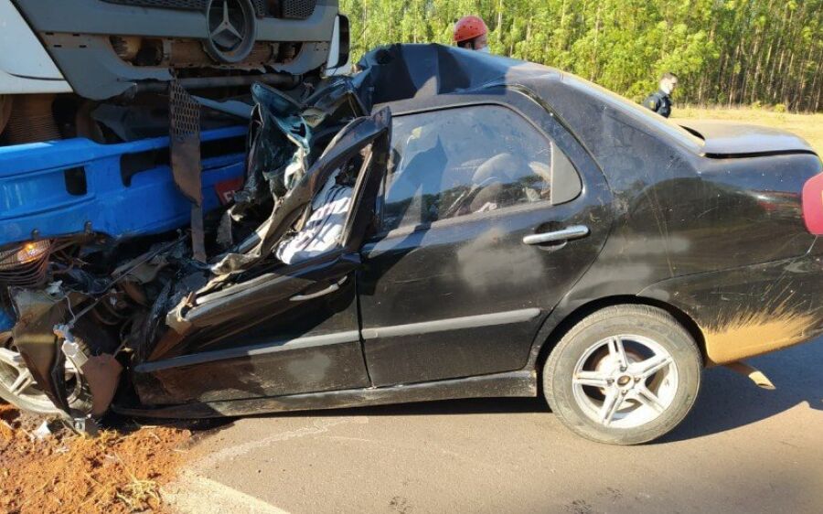 Duas mulheres e uma criança morreram em acidente entre carro e carreta em rodovia de MS