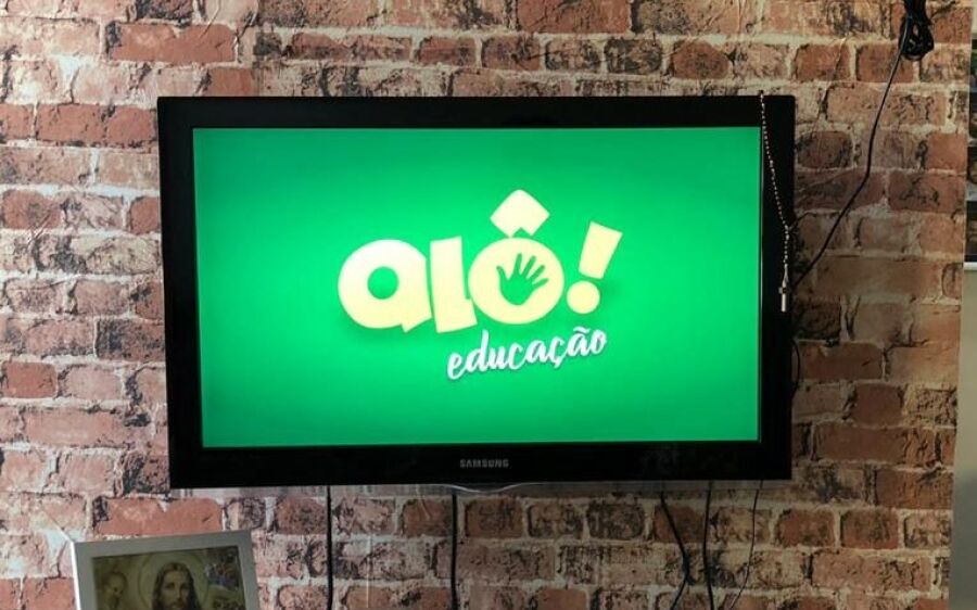Começam hoje: saiba como sintonizar as aulas da SED pela sua TV