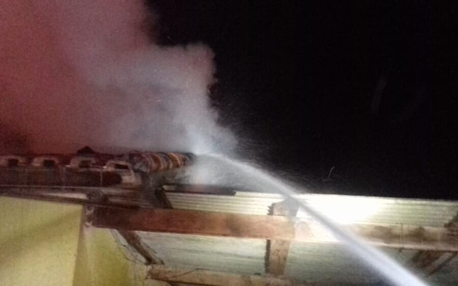 Residência é incendiada e morador encontra carta com ameaças em São Gabriel do Oeste
