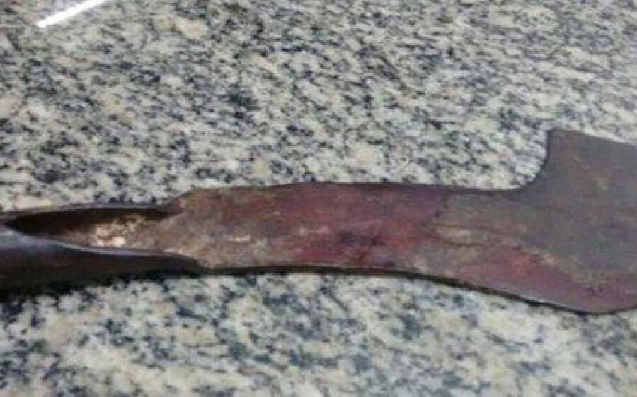 Para defender mãe de agressões, rapaz desfere golpes de foice contra pai
