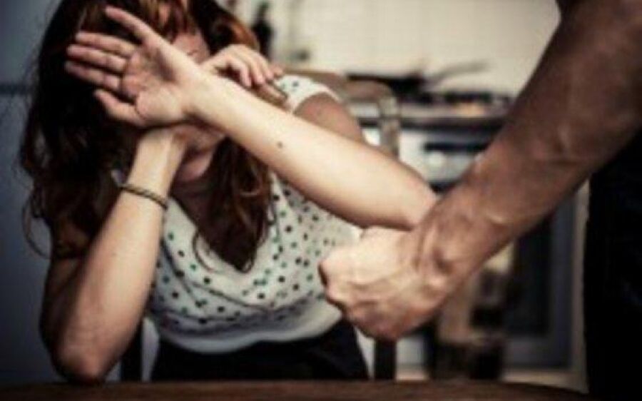 Mulher se nega a ter relações sexuais com namorado e é espancada 