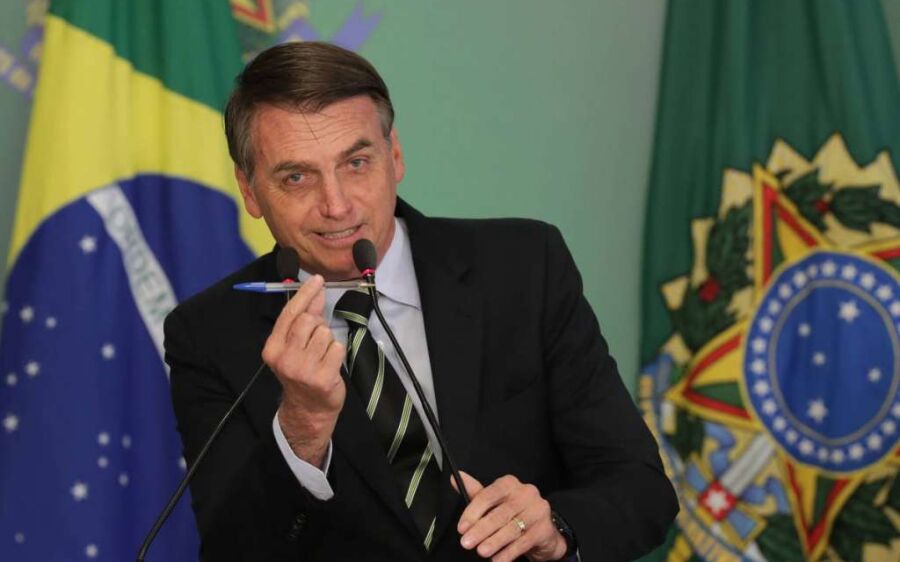 Bolsonaro sanciona lei de ajuda aos Estados e veta aumento para servidores até 2021