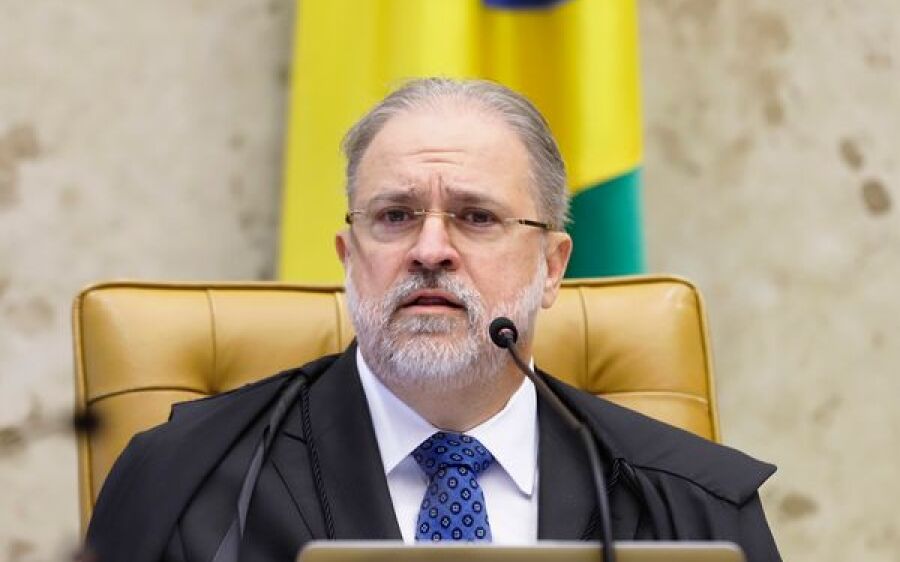 Aras se manifesta contra pedido para apreender celular de Bolsonaro