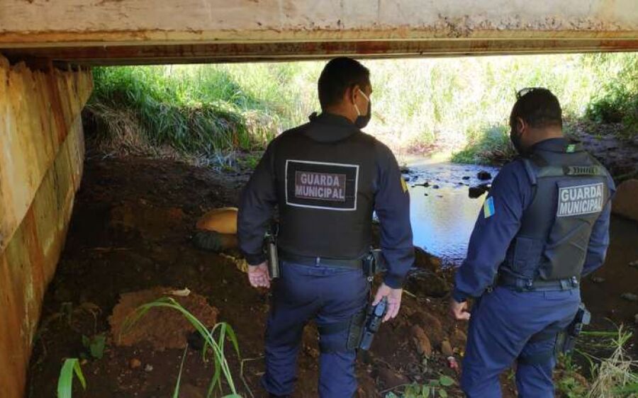 Homem é encontrado morto embaixo de ponte com marcas de facada