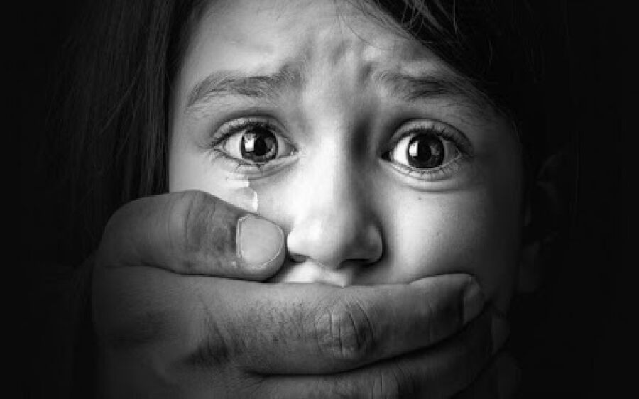 Mãe é suspeita de forçar menina de 6 anos a  participar de sessões de  estupro com padrasto