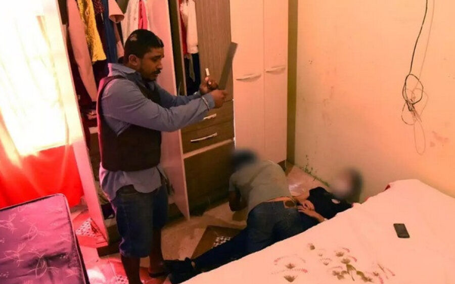 Em reconstituição, ex assume assassinato de casal, mas alega legítima defesa