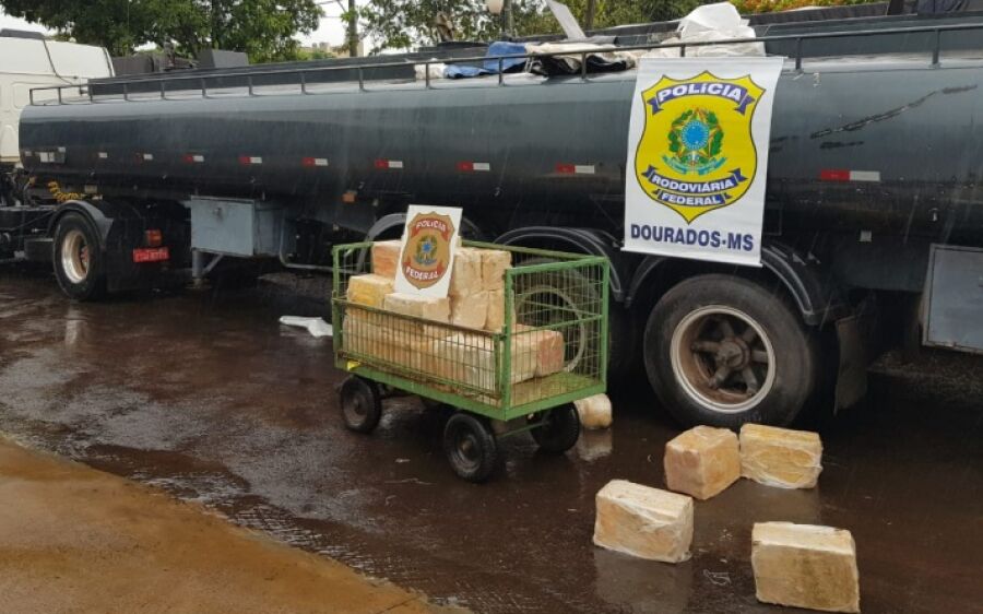 Operação Flagellum: PRF e PF apreendem 5,2 T de maconha em caminhão tanque em MS