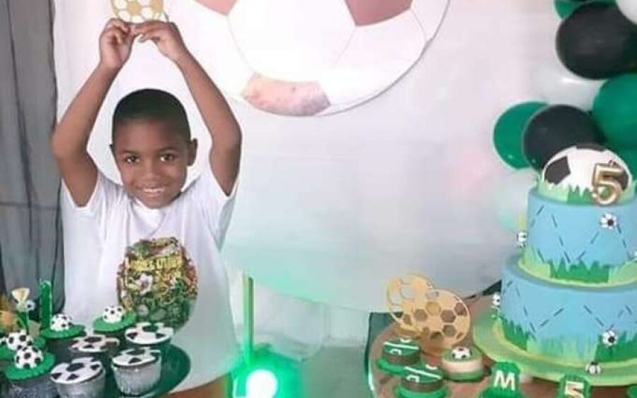 Patroa é presa sob suspeita de homicídio culposo após filho de empregada cair do 9º andar