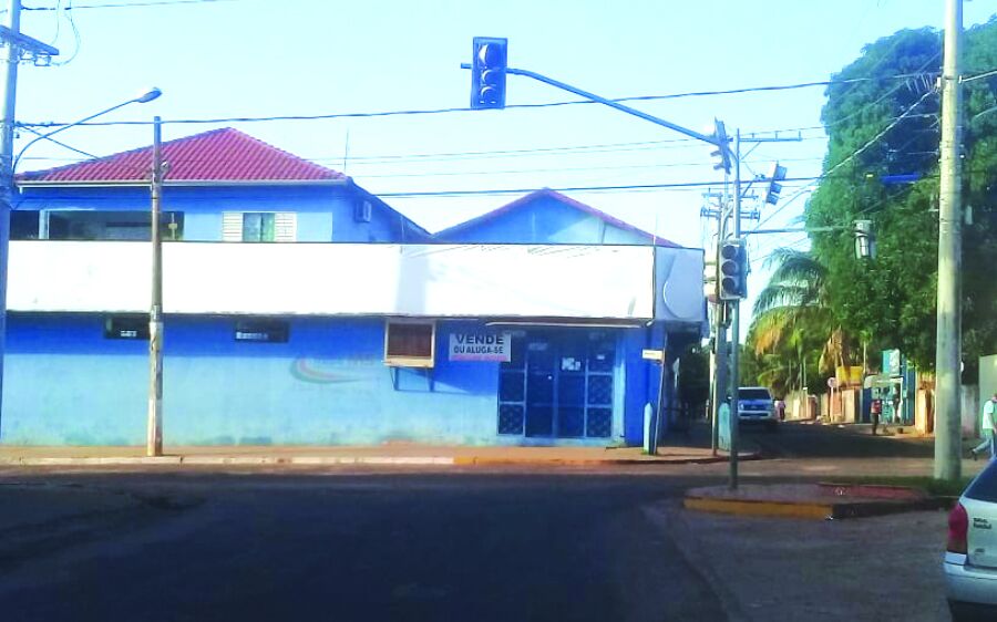 Semáforo com defeito  demanda atenção de  condutores e pedestres