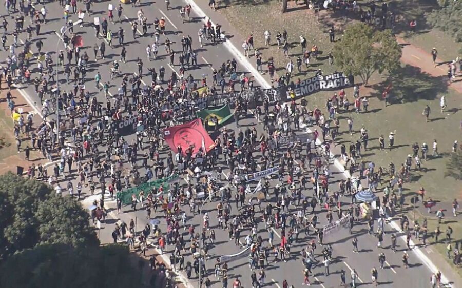 Manifestantes fazem protesto contra Bolsonaro em Brasília.