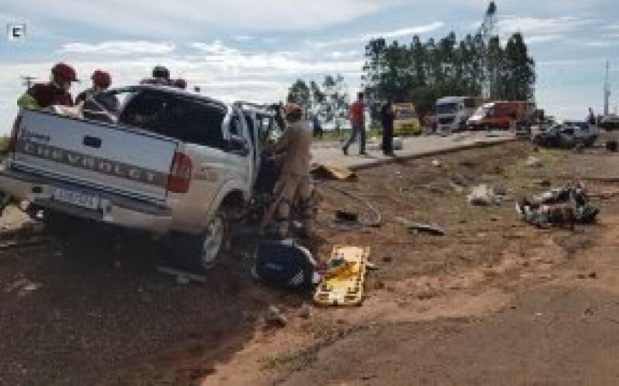 Acidente entre carro e caminhonete deixa quatro pessoas mortas na BR-163