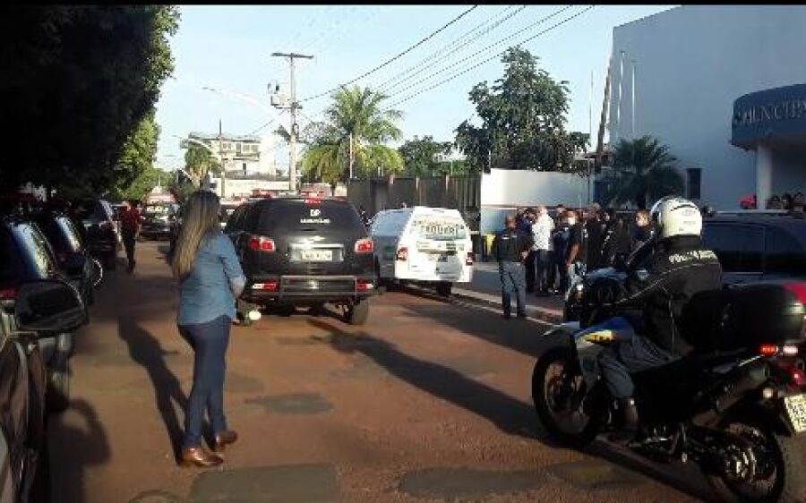 Sob forte comoção corpo de policial civil começa ser velado na Câmara Municipal de Coxim