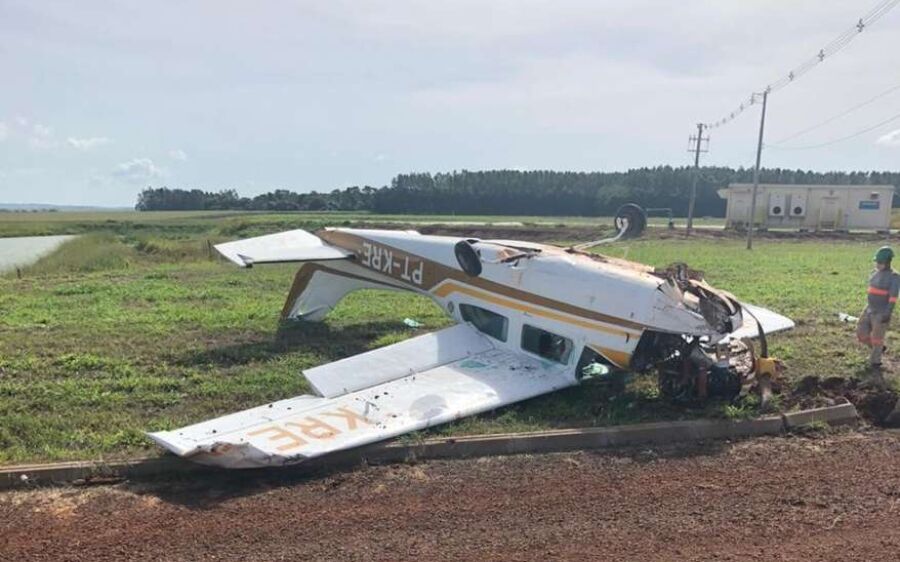 Avião faz pouso forçado em MS e dois ficam feridos