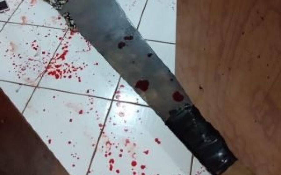 Homem invade casa armado com facão e quase decepa mão de mulher com golpes