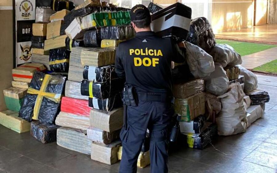 DOF apreende caminhão roubado com quase 9 toneladas de maconha