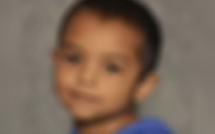 Garoto trancado no armário morre de fome aos 6 anos