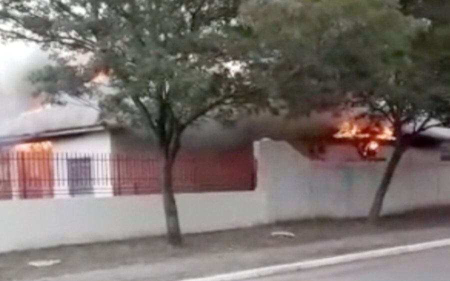 Incêndio na manhã deste sábado destrói casa do padre em Porto Murtinho