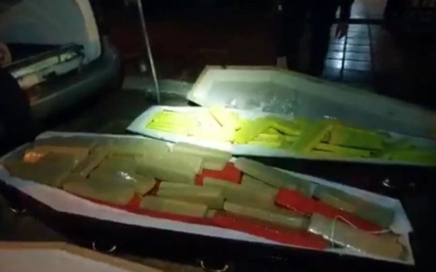 Que Covid? Polícia apreende maconha em caixões que tinham supostas vítimas do coronavírus