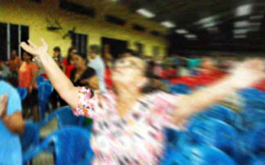 Pastora da igreja derruba irmã durante oração e acaba denunciada por agressão em MS