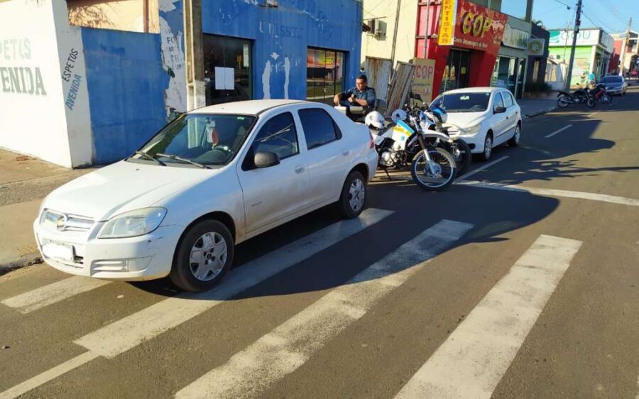 PM realiza abordagens e autua  veículos irregulares em Coxim