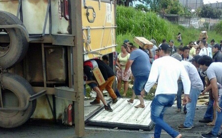 Caminhoneiro tem carga saqueada após sofrer acidente