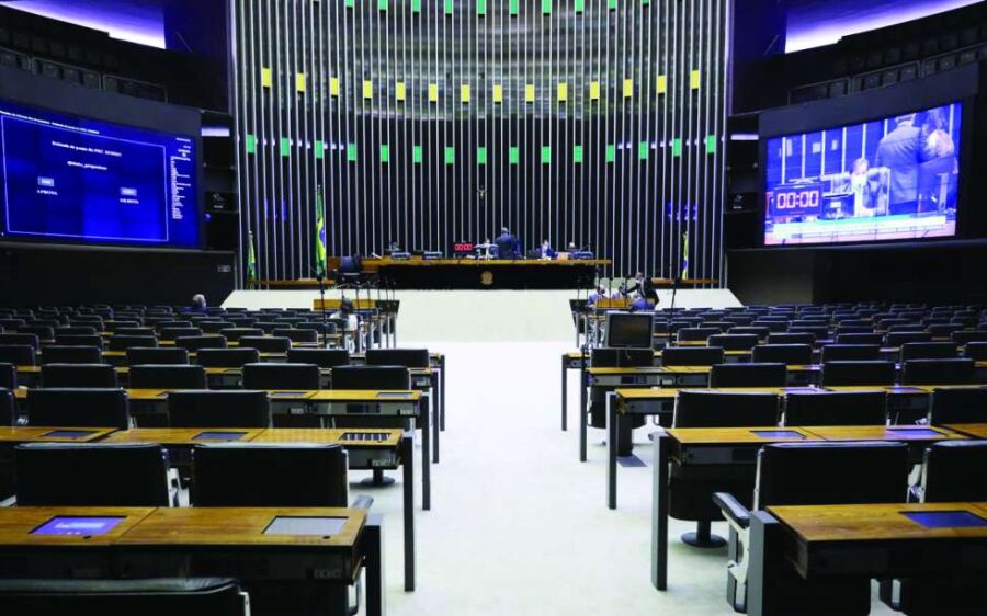 Câmara aprova texto-base da  MP que altera regras trabalhistas