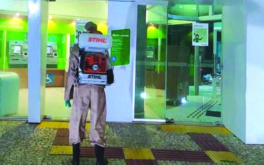 Sanitização de locais com grande fluxo de pessoas vira rotina em Coxim