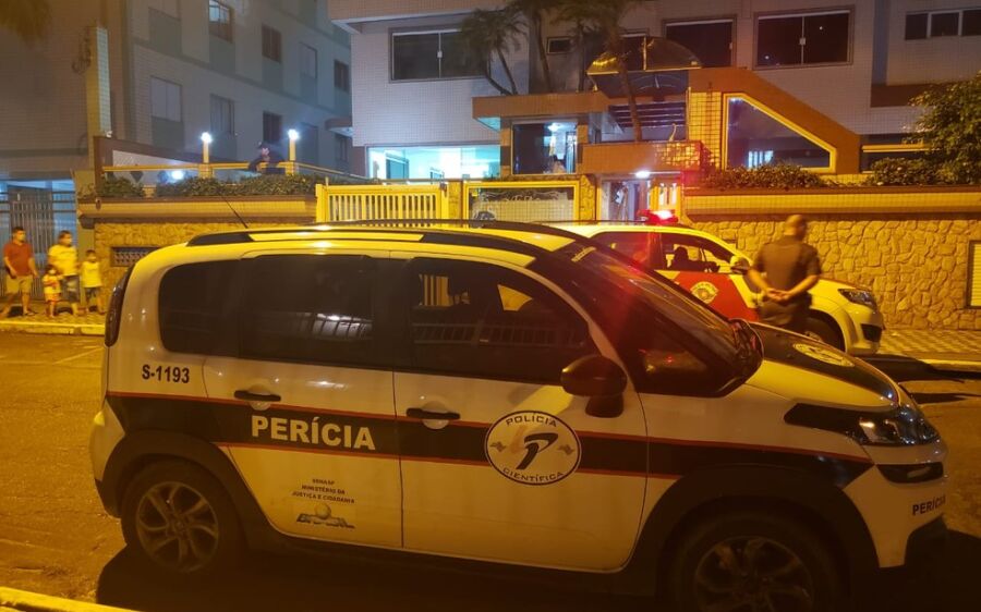 Mulher é presa e demonstra calma após jogar bebê do 2º andar de prédio 