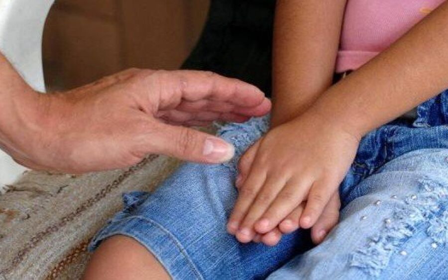 Padrasto é preso por estuprar enteada de 9 anos enquanto esposa trabalhava