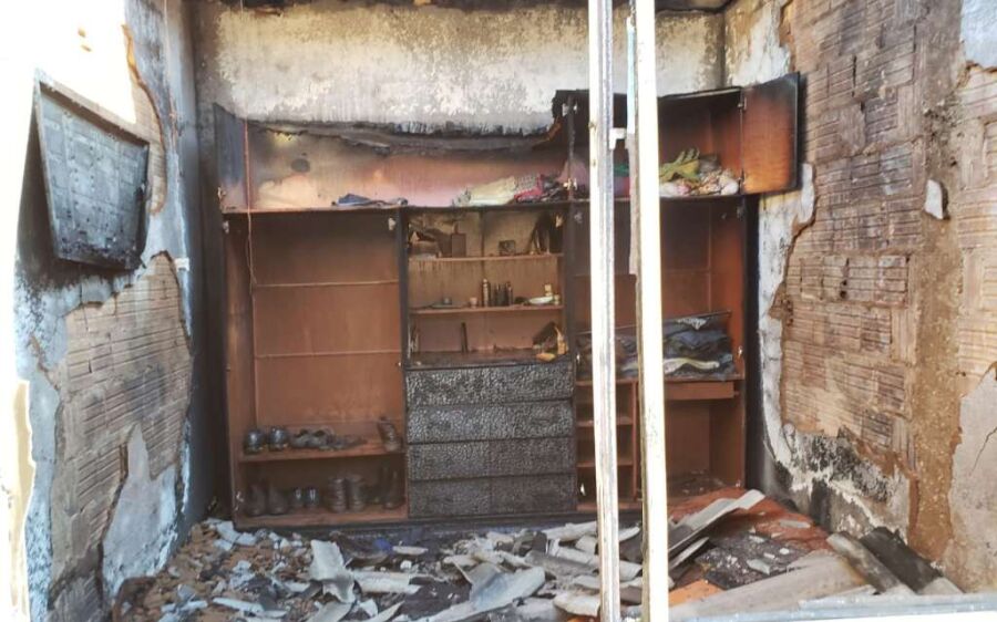Morador tem casa destruída por incêndio e suspeita de namorada