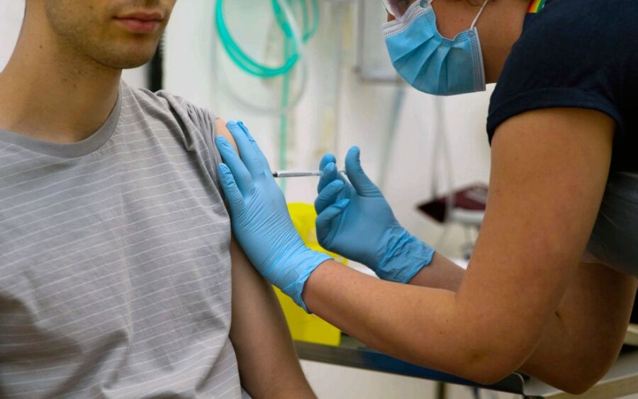 Vacina britânica contra Covid-19 começa a ser testada no Brasil