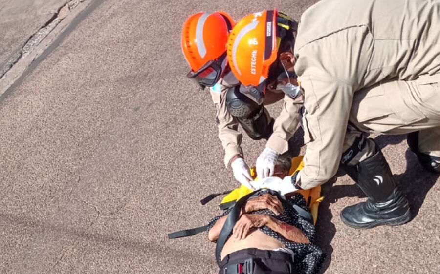 Idosa de 93 anos é atropelada no Centro de Coxim, motociclista evadiu do local