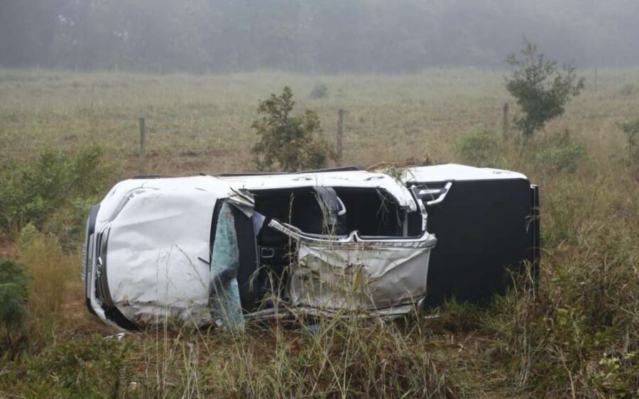 Alta velocidade e neblina provocam capotamento de Hilux em rodovia e três ficam feridos