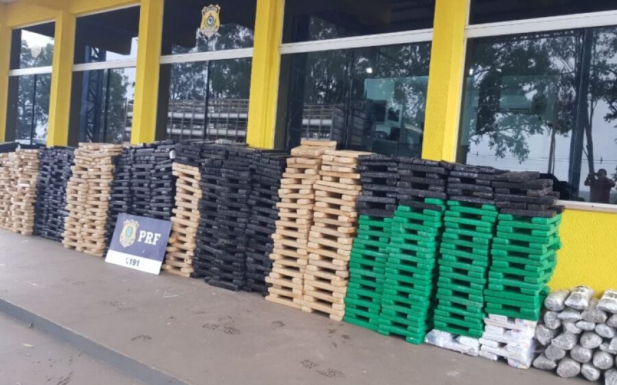 PRF apreende 1,2 tonelada de maconha e 21,8 kg de skunk em caminhão de mudança em São Gabriel 