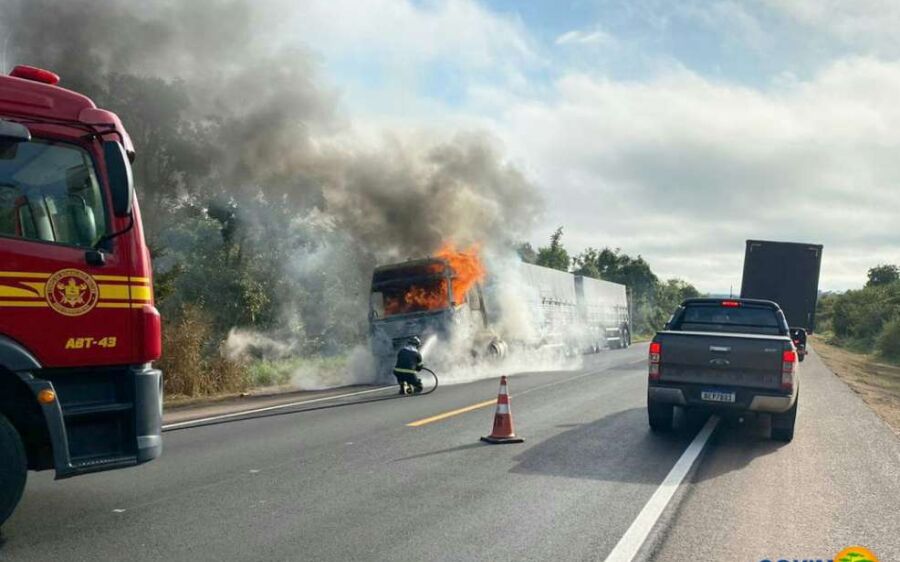 Bombeiros combatem incêndio em carreta na BR-163