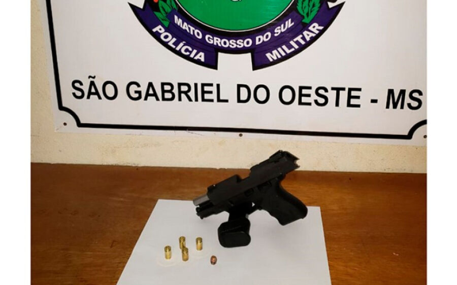 Homem é preso após disparar contra veículo de homem que saía da casa de sua ex, em São Gabriel