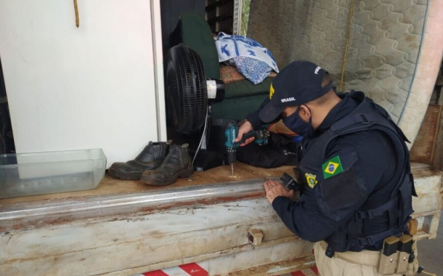  PRF localiza 1,2 tonelada de maconha em fundo falso de caminhão de mudança