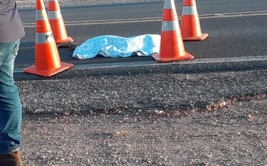 Menina de 7 anos morre atropelada ao atravessar estrada correndo para ver o pai