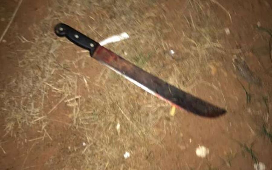 Homem é preso por tentar matar namorado com golpes de facão